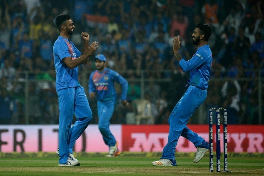 हा क्रिकेटर आहे जयदेव उनाडकट. या जलदगती गोलंदाजाला त्याची जुनी टीम असलेल्या राजस्थान रॉयल्सनेच ही मोठी बोली लावून खरेदी केलं आहे. हा क्रिकेटर आहे जयदेव उनाडकट. या जलदगती गोलंदाजाला त्याची जुनी टीम असलेल्या राजस्थान रॉयल्सनेच ही मोठी बोली लावून खरेदी केलं आहे.