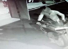 VIDEO : बाईक चोराला त्यांनी रंगेहाथ पकडलं; असा दिला चोप.. VIDEO : बाईक चोराला त्यांनी रंगेहाथ पकडलं; असा दिला चोप..
