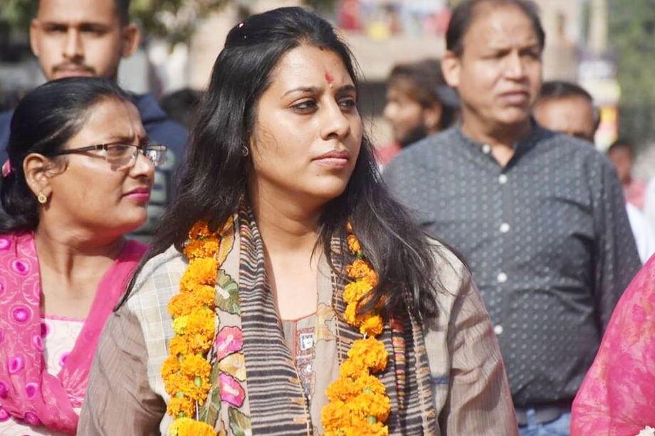नॅशनल युनियनिस्ट जमीनदारा पार्टीच्या त्या उमेदवार आहेत. BMW आणि त्याचबरोबर SUV फॉर्च्युनरसुद्धा कामिनी यांच्याकडे आहे. नॅशनल युनियनिस्ट जमीनदारा पार्टीच्या त्या उमेदवार आहेत. BMW आणि त्याचबरोबर SUV फॉर्च्युनरसुद्धा कामिनी यांच्याकडे आहे.