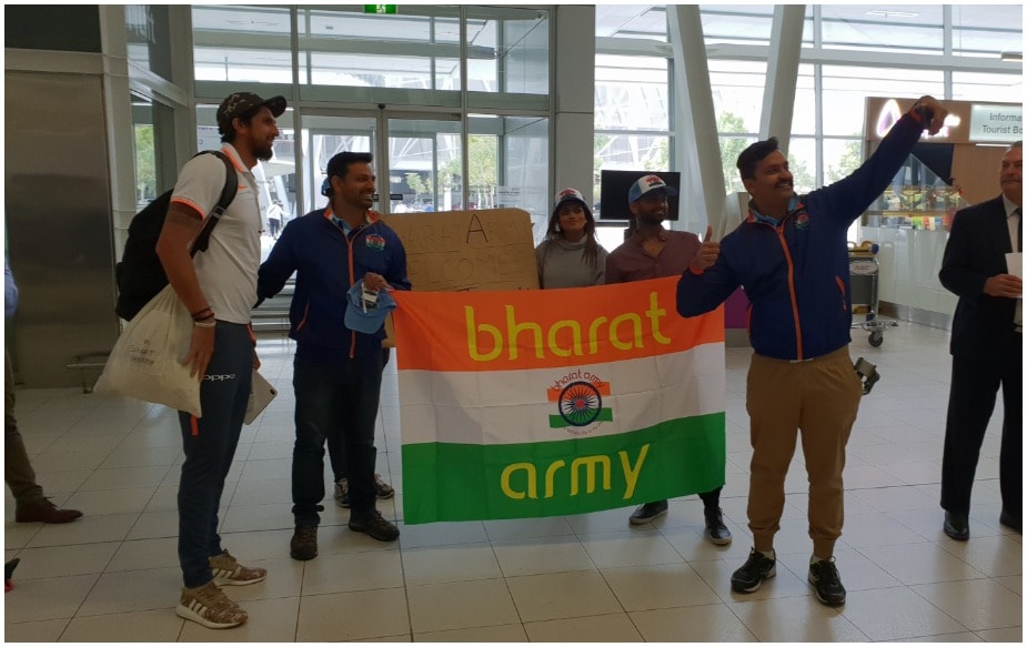 टीम इंडियाचा फॅन ग्रुप भारत आर्मीने खेळाडूंचे दणक्यात स्वागत केले. रविंद्र जडेजा आणि भुवनेश्वर कुमारने त्यांच्यासोबत फोटो काढले. टीम इंडियाचा फॅन ग्रुप भारत आर्मीने खेळाडूंचे दणक्यात स्वागत केले. रविंद्र जडेजा आणि भुवनेश्वर कुमारने त्यांच्यासोबत फोटो काढले.