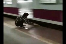 VIDEO : देवदूत आला धावून, तरुणाला लोकलखाली चिरडण्यापासून वाचवलं