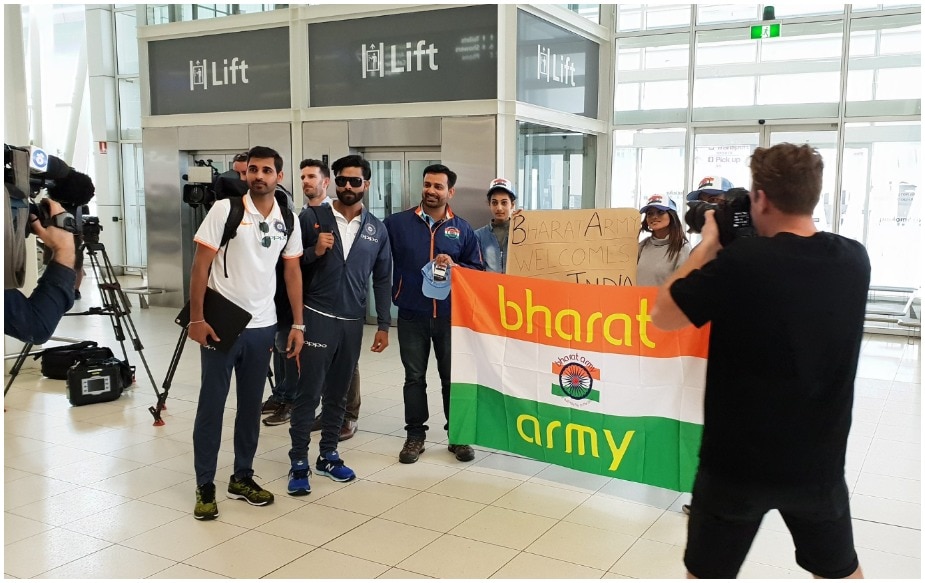 ईशांत शर्मानेही भारत आर्मीसोबत फोटो काढले. इंग्लंड दौरा ईशांतसाठी फार चांगला गेला होता. आता तब्बल ११ वर्षांनी तो पुन्हा ऑस्ट्रेलियाच्या दौऱ्यावर गेला आहे. गेल्या ऑस्ट्रेलियाच्या दौऱ्यात त्याने रिकी पॉटिंगला फार हैराण केले होते. यावेळीही त्याची गोलंदाजी ऑस्ट्रेलियन फलंदाजांना हैराण करेल का हा प्रश्न आहे. ईशांत शर्मानेही भारत आर्मीसोबत फोटो काढले. इंग्लंड दौरा ईशांतसाठी फार चांगला गेला होता. आता तब्बल ११ वर्षांनी तो पुन्हा ऑस्ट्रेलियाच्या दौऱ्यावर गेला आहे. गेल्या ऑस्ट्रेलियाच्या दौऱ्यात त्याने रिकी पॉटिंगला फार हैराण केले होते. यावेळीही त्याची गोलंदाजी ऑस्ट्रेलियन फलंदाजांना हैराण करेल का हा प्रश्न आहे.