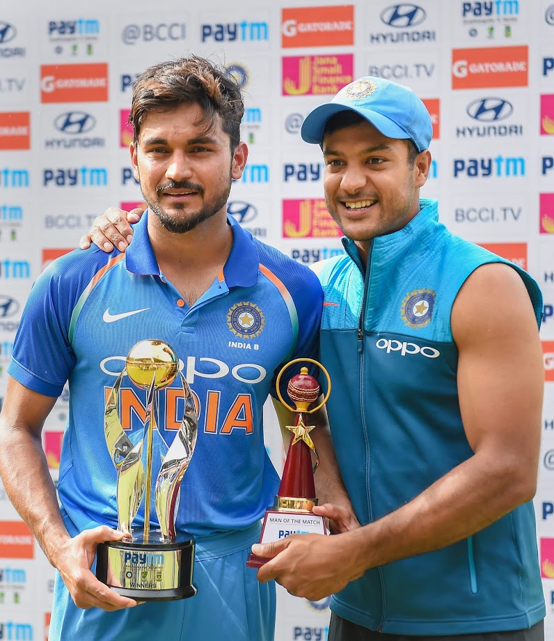 मयंक अग्रवालचं नशीब त्याच्या दमदार कामगिरीमुळे जेवढं उजळलं तेवढंच लग्नामुळेही उजळलं. मयंकने सहा महिन्यांपूर्वी त्याची लहानपणीची मैत्रीण आशिताशी लग्न केले. लग्नाच्या अवघ्या काही महिन्यातच त्याला लॉटरी लागली आणि टीम इंडियाकडून आता तो पदार्पण करत आहे. मयंक अग्रवालचं नशीब त्याच्या दमदार कामगिरीमुळे जेवढं उजळलं तेवढंच लग्नामुळेही उजळलं. मयंकने सहा महिन्यांपूर्वी त्याची लहानपणीची मैत्रीण आशिताशी लग्न केले. लग्नाच्या अवघ्या काही महिन्यातच त्याला लॉटरी लागली आणि टीम इंडियाकडून आता तो पदार्पण करत आहे.