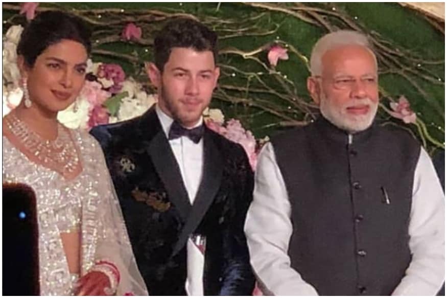 मोदी कार्यक्रमस्थळी आल्यानंतर थेट स्टेजवर गेले आणि त्यांनी दोघांनाही भावी आयुष्यासाठी शुभेच्छा दिल्या आणि त्यांच्याशी हास्यविनोदही केला. मोदी कार्यक्रमस्थळी आल्यानंतर थेट स्टेजवर गेले आणि त्यांनी दोघांनाही भावी आयुष्यासाठी शुभेच्छा दिल्या आणि त्यांच्याशी हास्यविनोदही केला.