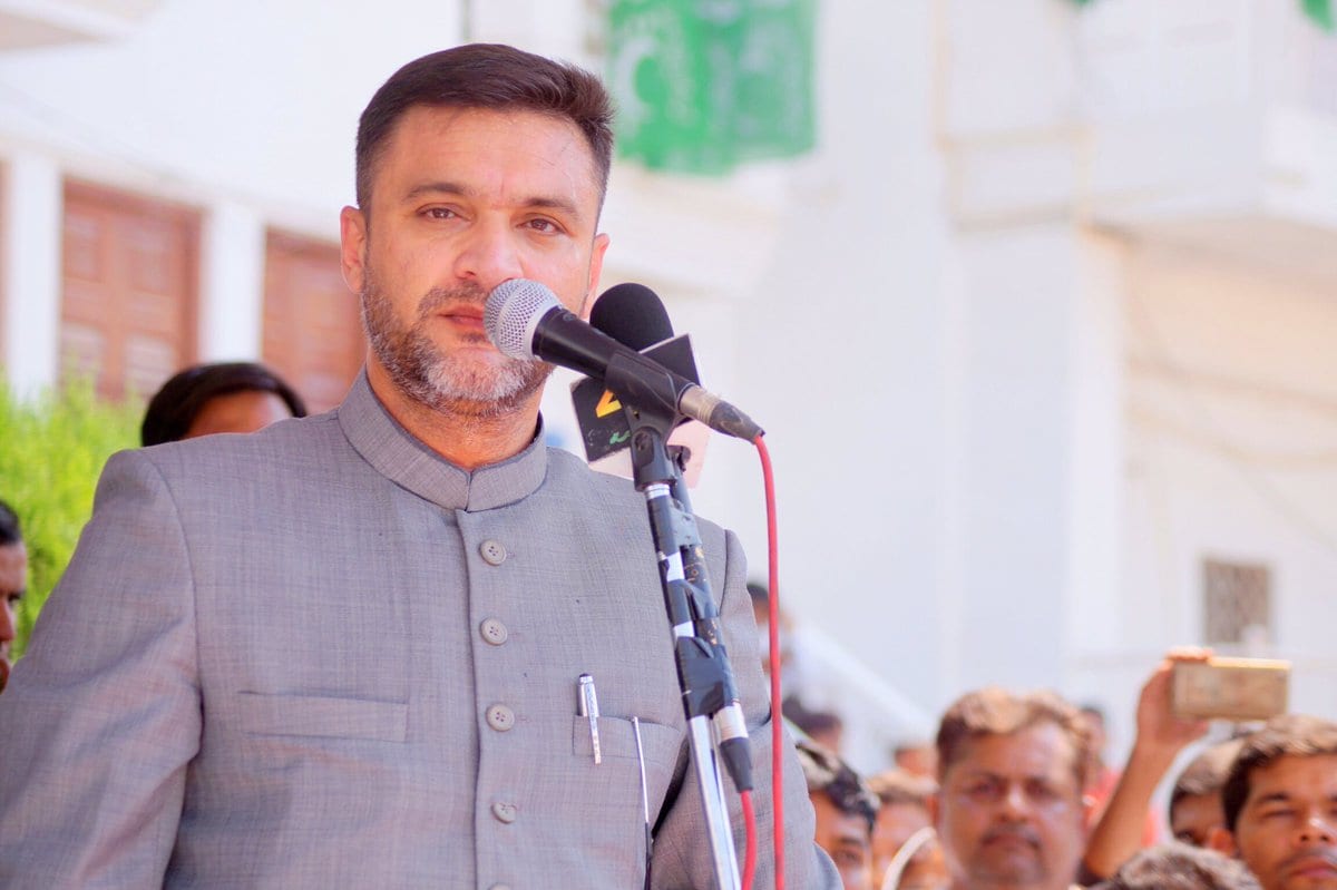 जुन्या हैदराबादमधून MIM चे नेते आणि असादुद्दीन ओवेसी यांचे भाऊ अकबरुद्दीन ओवेसी विजयी झाले आहेत. त्यांनी काँग्रेस-तेलुगू देशम आघाडीच्या उमेदवाराचा पराभव केला. त्यांनी चंद्रयानगुट्टामधून विजय मिळवला. हा त्यांचा सलग पाचवा विजय आहे. आपल्या वादग्रस्त वक्तव्यांसाठी ते ओळखले जातात. चिथोवणीखोर भाषणांसाठी त्यांना याआधी जेलची हवाही खावी लागली होती. जुन्या हैदराबादमधून MIM चे नेते आणि असादुद्दीन ओवेसी यांचे भाऊ अकबरुद्दीन ओवेसी विजयी झाले आहेत. त्यांनी काँग्रेस-तेलुगू देशम आघाडीच्या उमेदवाराचा पराभव केला. त्यांनी चंद्रयानगुट्टामधून विजय मिळवला. हा त्यांचा सलग पाचवा विजय आहे. आपल्या वादग्रस्त वक्तव्यांसाठी ते ओळखले जातात. चिथोवणीखोर भाषणांसाठी त्यांना याआधी जेलची हवाही खावी लागली होती.