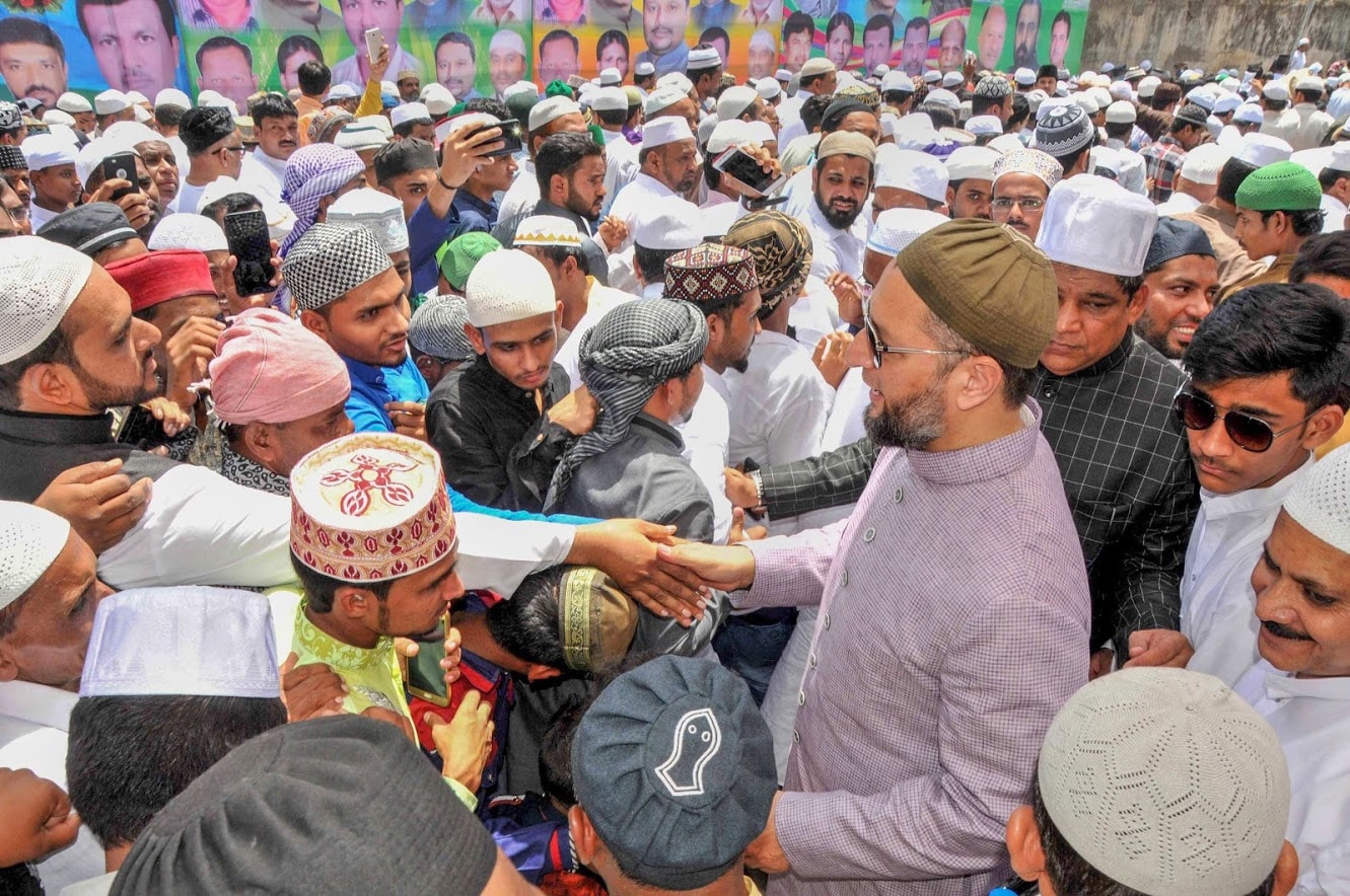 हैदराबादमध्ये विधानसभेच्या 7 जागा आहेत. मुस्लिम बहुल असलेल्या या जागांवर कायम 'MIM'चं वर्चस्व राहिलं आहे. इथल्या सात पैकी 'MIM'ने मागच्या वेळी 7 जागांवर विजय मिळवला होता. खासदार असादुद्दीन ओवेसी हे या पक्षाचे प्रमुख आहेत. हैदराबादमध्ये विधानसभेच्या 7 जागा आहेत. मुस्लिम बहुल असलेल्या या जागांवर कायम 'MIM'चं वर्चस्व राहिलं आहे. इथल्या सात पैकी 'MIM'ने मागच्या वेळी 7 जागांवर विजय मिळवला होता. खासदार असादुद्दीन ओवेसी हे या पक्षाचे प्रमुख आहेत.