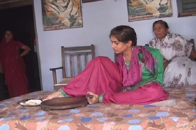 गोरबगाव येथे राहणारी निधी गुप्ताला जन्मतःच हात नव्हते. पण, आपल्या नशिबावर रडत बसणं तिला मंजूर नव्हतं. निधी तिची सर्व कामं सराईतपणे पायांनी करते. गोरबगाव येथे राहणारी निधी गुप्ताला जन्मतःच हात नव्हते. पण, आपल्या नशिबावर रडत बसणं तिला मंजूर नव्हतं. निधी तिची सर्व कामं सराईतपणे पायांनी करते.