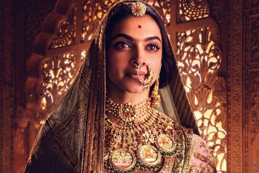 2018 वर्षामध्ये गाजलेला आणि अत्यंत संकटांना सामोरे गेलेला 'पद्मावत' सिनेमा बॉक्स ऑफिसवर दुसऱ्या क्रमांकावर आहे. सिनेमाची चर्चा पाहून सिनेमा पहिल्या किंवा दुसऱ्या स्थानावर असणार याचा अंदाज होता. एकूण 47 आठवड्यांमध्ये चित्रपटाने 302 कोटींची कमाई केली आहे. 2018 वर्षामध्ये गाजलेला आणि अत्यंत संकटांना सामोरे गेलेला 'पद्मावत' सिनेमा बॉक्स ऑफिसवर दुसऱ्या क्रमांकावर आहे. सिनेमाची चर्चा पाहून सिनेमा पहिल्या किंवा दुसऱ्या स्थानावर असणार याचा अंदाज होता. एकूण 47 आठवड्यांमध्ये चित्रपटाने 302 कोटींची कमाई केली आहे.