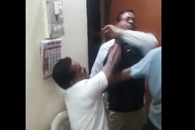 VIDEO : पोलीस स्टेशमध्येच पोलिसाला मारहाण