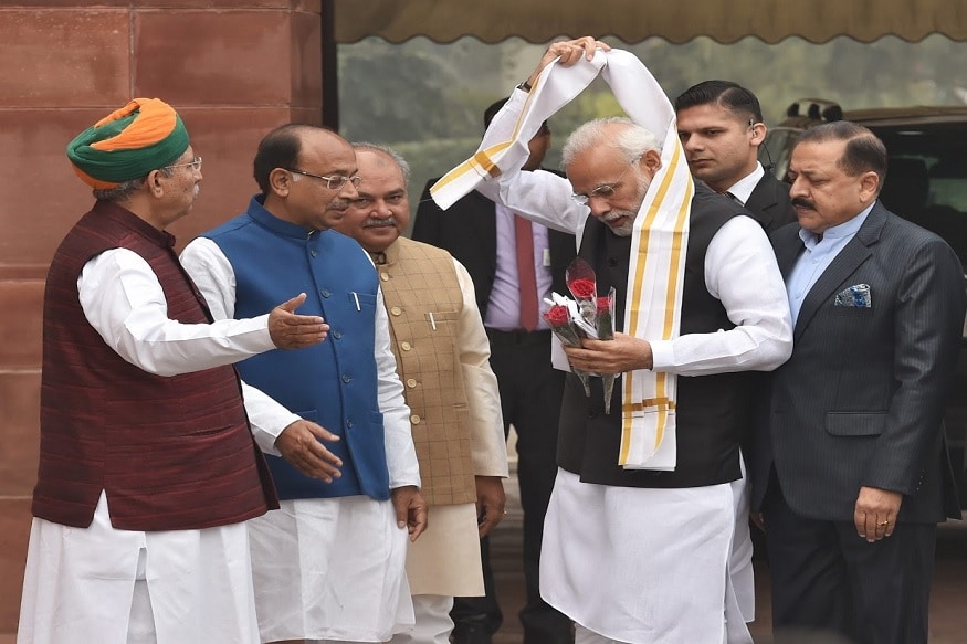 पंतप्रधान नरेंद्र मोदी यांची देहबोली आज तुलनेनं सौम्य वाटत होती. नेहमीच्या आक्रमक शैलीत सुरुवात करण्याऐवजी त्यांनी संवादाची भाषा सुरू केली. सर्व विषयांवर चर्चा व्हायला हवी. वाद, प्रतिवाद, वादावादी तर होईलच, पण मूळात संवादाला जागा हवी. चर्चा तर होणारच, याबाबत आमचा आग्रह असेल, असं ते म्हणाले. पंतप्रधान नरेंद्र मोदी यांची देहबोली आज तुलनेनं सौम्य वाटत होती. नेहमीच्या आक्रमक शैलीत सुरुवात करण्याऐवजी त्यांनी संवादाची भाषा सुरू केली. सर्व विषयांवर चर्चा व्हायला हवी. वाद, प्रतिवाद, वादावादी तर होईलच, पण मूळात संवादाला जागा हवी. चर्चा तर होणारच, याबाबत आमचा आग्रह असेल, असं ते म्हणाले.