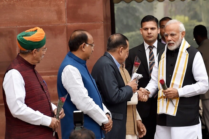 पाच राज्यांच्या निवडणुकीचे निकाल स्पष्ट होत असताना पंतप्रधान याविषयी बोलतील असा अंदाज होता. पण तीन राज्य भाजपच्या हातातून जात असताना पंतप्रधानांनी याविषयी मौन बाळगणंच पसंत केलं. पाच राज्यांच्या निवडणुकीचे निकाल स्पष्ट होत असताना पंतप्रधान याविषयी बोलतील असा अंदाज होता. पण तीन राज्य भाजपच्या हातातून जात असताना पंतप्रधानांनी याविषयी मौन बाळगणंच पसंत केलं.