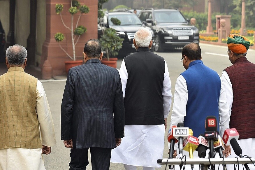 संसदीय अधिवेशनाविषयी बोलल्यानंतर माध्यम प्रतिनिधींनी मोदींना विधानसभा निकालांविषयी प्रश्न विचारण्याचा प्रयत्न केला. पण पंतप्रधान याविषयी काहीच न बोलता निघून गेले. संसदीय अधिवेशनाविषयी बोलल्यानंतर माध्यम प्रतिनिधींनी मोदींना विधानसभा निकालांविषयी प्रश्न विचारण्याचा प्रयत्न केला. पण पंतप्रधान याविषयी काहीच न बोलता निघून गेले.