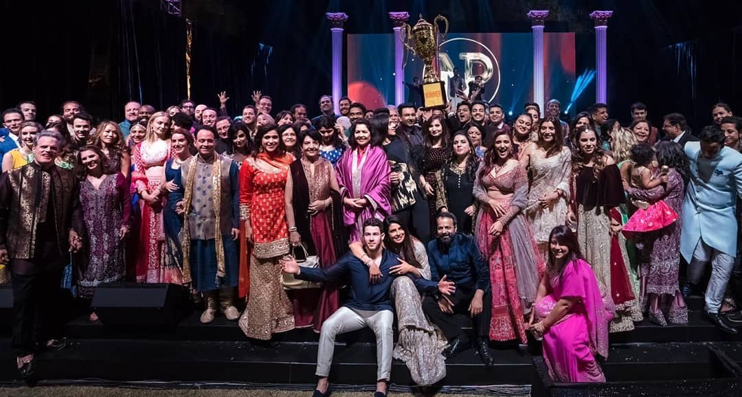 एवढंच नाहीतर या संगीत सोहळ्याचा जेव्हा ग्रुप फोटो काढण्यात आला तेव्हा विजेत्या टीमला एक चषकही देण्यात आले. एवढंच नाहीतर या संगीत सोहळ्याचा जेव्हा ग्रुप फोटो काढण्यात आला तेव्हा विजेत्या टीमला एक चषकही देण्यात आले.