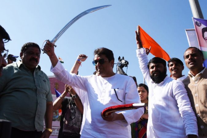 मनसे अध्यक्ष राज ठाकरे आपल्या 3 दिवसीय दौऱ्यासाठी नाशिक जिल्ह्यात दाखल झाले आहे. सटाणा, कळवण, बागलाण आणि चांदवड तालुक्यात राज ठाकरे पदाधिकारी आणि कार्यकर्त्यांच्या भेटीसाठी पोहोचले. यावेळी मनसे अध्यक्ष राज ठाकरे आपल्या 3 दिवसीय दौऱ्यासाठी नाशिक जिल्ह्यात दाखल झाले आहे. सटाणा, कळवण, बागलाण आणि चांदवड तालुक्यात राज ठाकरे पदाधिकारी आणि कार्यकर्त्यांच्या भेटीसाठी पोहोचले. यावेळी