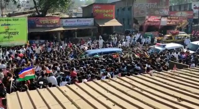 राज ठाकरे यांचा ताफा पोहोचताच कार्यकर्ते आणि गावातील तरुणांनी त्यांच्या गाडीला एकच घेराव घातला होता. राज ठाकरे यांचा ताफा पोहोचताच कार्यकर्ते आणि गावातील तरुणांनी त्यांच्या गाडीला एकच घेराव घातला होता.