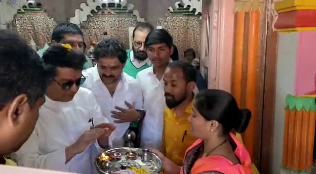 सटाणा गावात सलग 2 मंदिरात राज ठाकरे दर्शनासाठी गेले होते. यावेळी महिलांनी मंदिरात राज यांचं औक्षणही केलं. सटाणा गावात सलग 2 मंदिरात राज ठाकरे दर्शनासाठी गेले होते. यावेळी महिलांनी मंदिरात राज यांचं औक्षणही केलं.