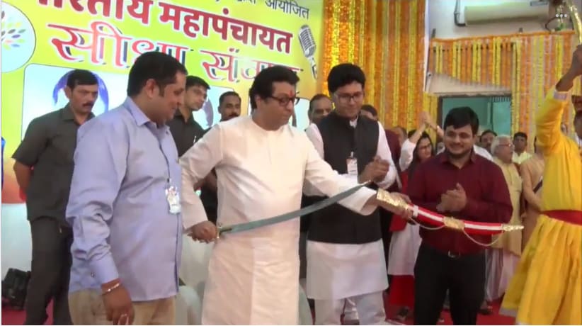 मी तुमचे विचार समजू शकतो, तुमच्या अडचणी समजू शकतो, पण इथं महाराष्ट्रातील अनेक युवकांना रोजगार नाही. इथल्या तरुणांना पहिला रोजगार मिळाला पाहिजे. त्यानंतर जे उरतील त्या संधी तुम्ही घेऊ शकता. मी तुमचे विचार समजू शकतो, तुमच्या अडचणी समजू शकतो, पण इथं महाराष्ट्रातील अनेक युवकांना रोजगार नाही. इथल्या तरुणांना पहिला रोजगार मिळाला पाहिजे. त्यानंतर जे उरतील त्या संधी तुम्ही घेऊ शकता.