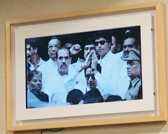 राज ठाकरे हे नेहमी बाळासाहेब जिथे जात होते तिथे त्यांच्यासोबत असत. असाच एक फोटो ज्यामध्ये सेनेचे ज्येष्ठ नेते मनोहर जोशी यांच्यासह राज ठाकरे दिसत आहे. राज ठाकरे हे नेहमी बाळासाहेब जिथे जात होते तिथे त्यांच्यासोबत असत. असाच एक फोटो ज्यामध्ये सेनेचे ज्येष्ठ नेते मनोहर जोशी यांच्यासह राज ठाकरे दिसत आहे.