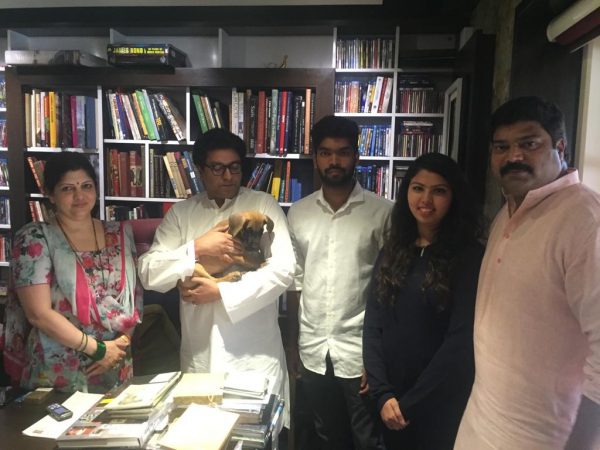 त्यामुळे राज ठाकरे या एका माणसाच्या मागे एक कणखर राजकारणी, एक हरहुन्नरी कलाकार आणि एक हळवा श्वानप्रेमी असे अनेक चेहरे आहेत याचं दर्शन पुन्हा एकदा जगाला झालंय. त्यामुळे राज ठाकरे या एका माणसाच्या मागे एक कणखर राजकारणी, एक हरहुन्नरी कलाकार आणि एक हळवा श्वानप्रेमी असे अनेक चेहरे आहेत याचं दर्शन पुन्हा एकदा जगाला झालंय.