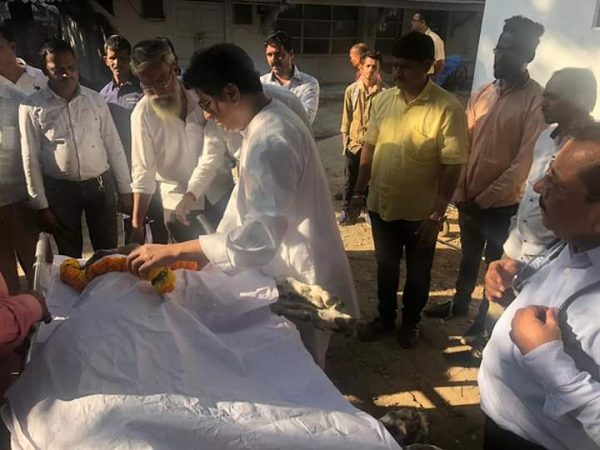 बॉण्डचं आज दुपारी 2 वाजता निधन झालं आहे. बॉण्डला परळच्या प्राणी रुग्णालयातील स्मशानभूमीत अखेरचा निरोप देण्यात आला. बॉण्डचं आज दुपारी 2 वाजता निधन झालं आहे. बॉण्डला परळच्या प्राणी रुग्णालयातील स्मशानभूमीत अखेरचा निरोप देण्यात आला.