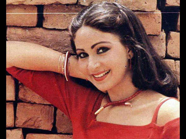 1981मध्ये कमल हासनबरोबर तिनं पहिला हिंदी सिनेमा केला एक दुजे के लिए. तो प्रचंड हिट झाला. रतीनं 42 हिंदी सिनेमे केलेत. 1981मध्ये कमल हासनबरोबर तिनं पहिला हिंदी सिनेमा केला एक दुजे के लिए. तो प्रचंड हिट झाला. रतीनं 42 हिंदी सिनेमे केलेत.