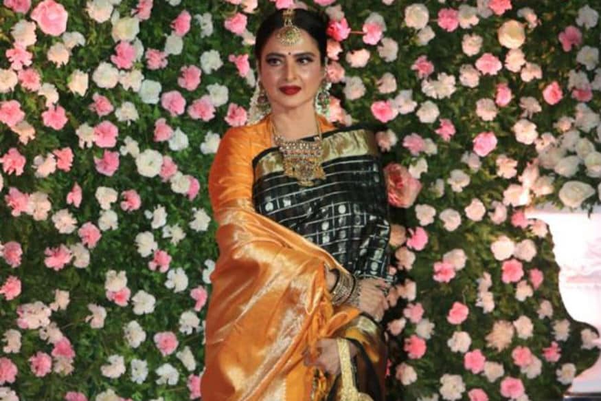 टेलिव्हिजनचा प्रसिद्ध विनोदवीर कपिल शर्मानं मुंबईमध्ये 24 डिसेंबरला रात्री रिसेप्शन पार्टीचं आयोजन केलं होतं. या कार्यक्रमात कपिल आणि गिन्नी आलेल्या सर्व पाहुण्यांचं स्वागत करताना दिसले. रिसेप्शनमध्ये बॉलिवूडचे अनेक दिग्गज सेलिब्रिटी सहभागी झाले होते. पण या सगळ्यात बॉलिवूडच्या एव्हर ग्रीन अभिनेत्री रेखा यांच्या एण्ट्रीनं आणि सुंदरतेनं सर्वांचं लक्ष वेधून घेतलं होतं. टेलिव्हिजनचा प्रसिद्ध विनोदवीर कपिल शर्मानं मुंबईमध्ये 24 डिसेंबरला रात्री रिसेप्शन पार्टीचं आयोजन केलं होतं. या कार्यक्रमात कपिल आणि गिन्नी आलेल्या सर्व पाहुण्यांचं स्वागत करताना दिसले. रिसेप्शनमध्ये बॉलिवूडचे अनेक दिग्गज सेलिब्रिटी सहभागी झाले होते. पण या सगळ्यात बॉलिवूडच्या एव्हर ग्रीन अभिनेत्री रेखा यांच्या एण्ट्रीनं आणि सुंदरतेनं सर्वांचं लक्ष वेधून घेतलं होतं.