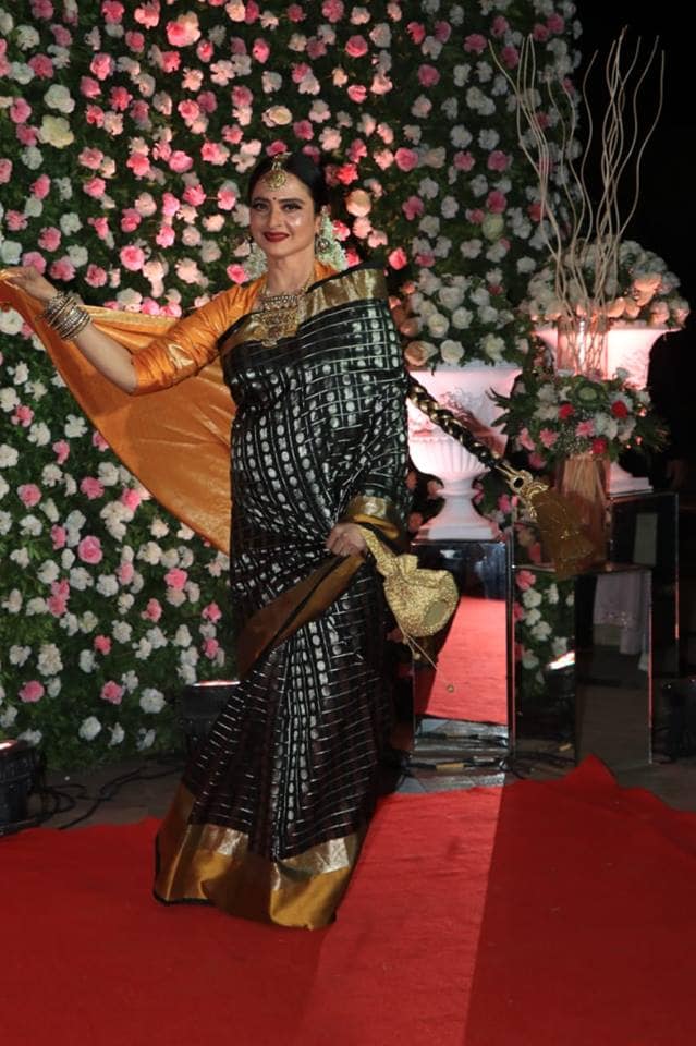 कोणत्याही बॉलिवूड पार्टीमध्ये किंवा अवॉर्डमध्ये तिथल्या लोकांचं आणि मीडियाचं सेंटर ऑफ अॅट्रॅक्शन रेखाचं असतात. कोणत्याही बॉलिवूड पार्टीमध्ये किंवा अवॉर्डमध्ये तिथल्या लोकांचं आणि मीडियाचं सेंटर ऑफ अॅट्रॅक्शन रेखाचं असतात.