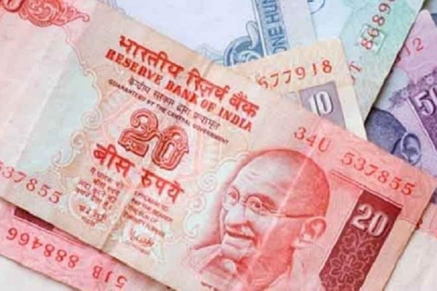 भारतीय रिझर्व्ह बँकेने (RBI) २० रुपयांच्या नवीन नोटेची घोषणा केली आहे. या नवीन नोटमध्ये अनेक अतिरिक्त सुरक्षा देण्यात आल्या आहेत. नोटबंदीनंतर केंद्रीय बँकेने आतापर्यंत १०, ५०, १००, २००, ५०० आणि २ हजार रुपयांच्या नवीन नोटा बाजारात आणल्या. या सर्व नोटा महात्मा गांधींच्या सीरिजमध्येच जारी करण्यात आल्या होत्या. आता २० रुपयांची ही नवी नोट कशी असणार आहे त्याबद्दल जाणून घेऊ... भारतीय रिझर्व्ह बँकेने (RBI) २० रुपयांच्या नवीन नोटेची घोषणा केली आहे. या नवीन नोटमध्ये अनेक अतिरिक्त सुरक्षा देण्यात आल्या आहेत. नोटबंदीनंतर केंद्रीय बँकेने आतापर्यंत १०, ५०, १००, २००, ५०० आणि २ हजार रुपयांच्या नवीन नोटा बाजारात आणल्या. या सर्व नोटा महात्मा गांधींच्या सीरिजमध्येच जारी करण्यात आल्या होत्या. आता २० रुपयांची ही नवी नोट कशी असणार आहे त्याबद्दल जाणून घेऊ...