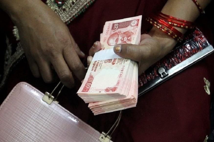 मीडिया रिपोर्ट्सनुसार, २० रुपयांच्या नवीन नोटेवरही ऐतिहासिक इमारतीचा फोटो लावण्यात येऊ शकतो. ही इमारत महाराष्ट्रातील अजंठा गुंफा असू शकते. अजंठा गुंफेला युनेस्को मान्यता मिळाली आहे. २० रुपयांची ही नवी नोट जुन्या नोटेपेक्षा २० टक्क्यांनी लहान असेल. मीडिया रिपोर्ट्सनुसार, २० रुपयांच्या नवीन नोटेवरही ऐतिहासिक इमारतीचा फोटो लावण्यात येऊ शकतो. ही इमारत महाराष्ट्रातील अजंठा गुंफा असू शकते. अजंठा गुंफेला युनेस्को मान्यता मिळाली आहे. २० रुपयांची ही नवी नोट जुन्या नोटेपेक्षा २० टक्क्यांनी लहान असेल.