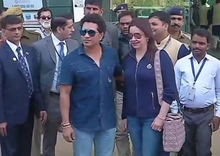 भारताचा अभिमान सचिन तेंडुलकर आणि त्याची पत्नी अंजली तेंडुलकरदेखील ईशाच्या लग्नासाठी उदयपूरला दाखल झाले आहेत. भारताचा अभिमान सचिन तेंडुलकर आणि त्याची पत्नी अंजली तेंडुलकरदेखील ईशाच्या लग्नासाठी उदयपूरला दाखल झाले आहेत.