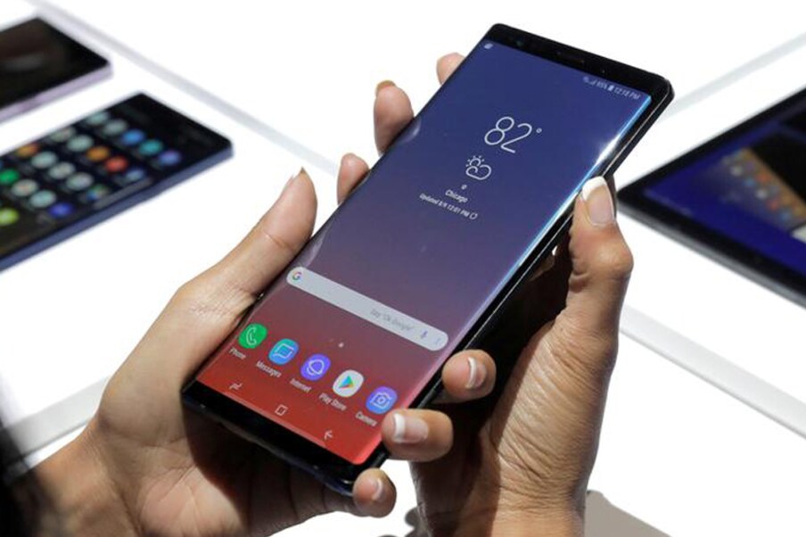 Samsung Galaxy Note 9 : दक्षिण कोरियाची इलेक्ट्रिक कंपनी सॅमसंगने याचवर्षी त्यांचा फ्लॅगशिप स्मार्टफोन लाँच केला आहे. सुरुवातीला Galaxy Note-9 या स्मार्टफोनची किंमत 67,900 रुपये एवढी आहे. या फोनमध्ये ड्युअल रिअर कॅमेरा आहे. या फोनमधील बॅकचे दोन्ही कॅमेरे 12 मेघापिक्सल आहेत. ज्याच्या एका लेन्सचं अॅपरचर f/1.5 आणि दूसऱ्या लेन्सचं अॅपरचर f/2.4 आहे. त्याचबरोबर फ्रन्ट कॅमेरा 8 मेघापिक्सल असून कॅमेऱ्याचं अॅपरचर f/1.7 एवढं आहे. या फोनच्या कॅमेऱ्याचं वैशिष्ट्यं म्हणजे त्यातील बोकेह इफेक्ट आहे. 
