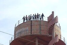 VIDEO : पाण्यासाठी शोले स्टाइल आंदोलन; सरपंचासह गावकरी चढले पाण्याच्या टाकीवर