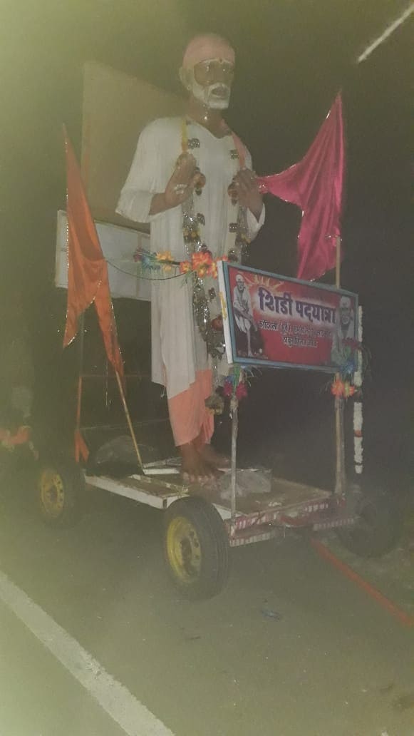 एवढंच नाहीतर पालखीसोबत 25 फुटी देखावा असलेल्या रथालाही कारनं जोरदार धडक दिली. त्यानंतर ही कार थांबली. एवढंच नाहीतर पालखीसोबत 25 फुटी देखावा असलेल्या रथालाही कारनं जोरदार धडक दिली. त्यानंतर ही कार थांबली.
