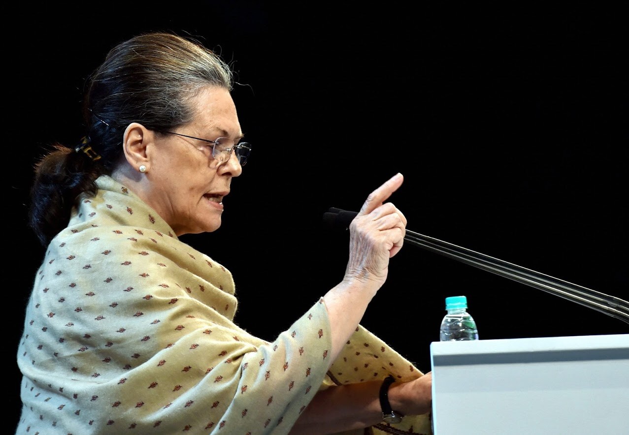 भारतीय राष्ट्रीय काँग्रेसच्या माजी अध्यक्षा सोनिया गांधी यांचा 09 डिसेंबर हा वाढदिवस. या 72 व्या वाढदिवशी जगभरातल्या नेत्यांनी सोनियांचं अभिष्टचिंतन केलंय. सोनियाजींचा सगळाच प्रवास हा अतिशय चित्तवेधक आहे. या प्रवासात त्यांच्यातल्या खंभीर नेत्याचं, चाणाक्ष राजकारण्याचं त्याचबरोबर एका धोरोदात्त आईचं दर्शनही जगाला झालं. भारतीय राष्ट्रीय काँग्रेसच्या माजी अध्यक्षा सोनिया गांधी यांचा 09 डिसेंबर हा वाढदिवस. या 72 व्या वाढदिवशी जगभरातल्या नेत्यांनी सोनियांचं अभिष्टचिंतन केलंय. सोनियाजींचा सगळाच प्रवास हा अतिशय चित्तवेधक आहे. या प्रवासात त्यांच्यातल्या खंभीर नेत्याचं, चाणाक्ष राजकारण्याचं त्याचबरोबर एका धोरोदात्त आईचं दर्शनही जगाला झालं.