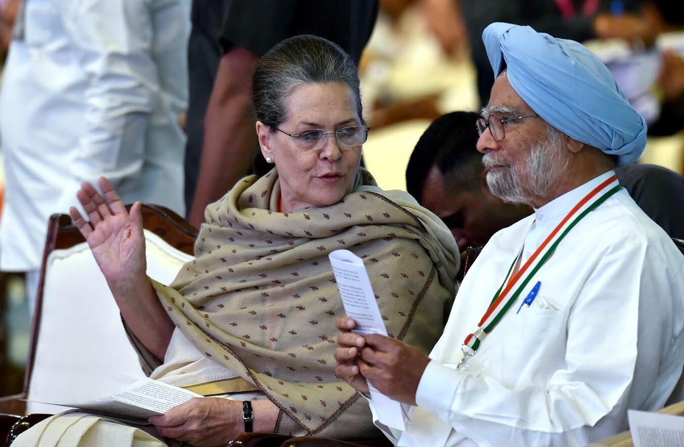 सोनियांच्या नेतृत्वात काँग्रेसने उभारी घेतली. 2004 ते 2014 या काळात काँग्रेसला सत्ता मिळवून देण्याची किमया करून दाखवली. युपीए-1 च्या वेळी सोनियाच पंतप्रधान होतील असा सगळ्यांचा अंदाज होता. मात्र निर्णय घेण्याच्या क्षणी अंतरात्म्याचा आवाज ऐकत माघार घेतली आणि मनमोहन सिंग यांचं नाव पुढे केलं. सोनियांच्या नेतृत्वात काँग्रेसने उभारी घेतली. 2004 ते 2014 या काळात काँग्रेसला सत्ता मिळवून देण्याची किमया करून दाखवली. युपीए-1 च्या वेळी सोनियाच पंतप्रधान होतील असा सगळ्यांचा अंदाज होता. मात्र निर्णय घेण्याच्या क्षणी अंतरात्म्याचा आवाज ऐकत माघार घेतली आणि मनमोहन सिंग यांचं नाव पुढे केलं.