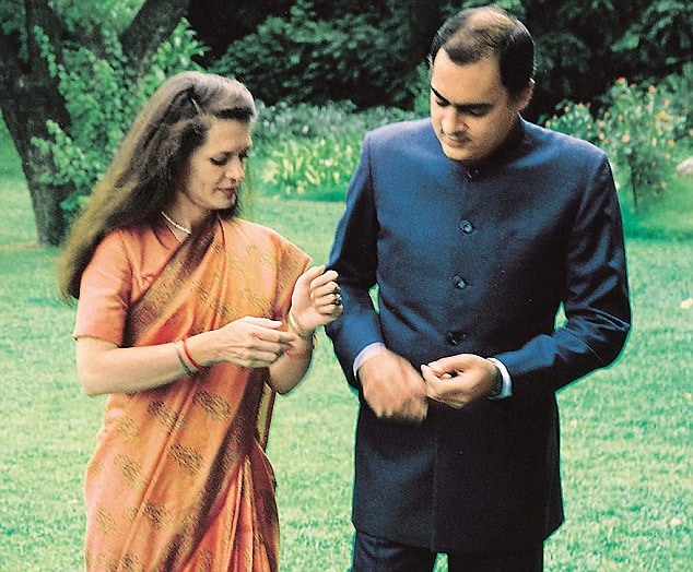 इटलीतल्या लुसियाना व्हिसेंजा इथं 1946 मध्ये त्यांचा एका मध्यमवर्गीय कुटुंबात जन्म झाला. ब्रिटनमध्ये शिक्षण घेत असताना त्यांची राजीव गांधी या राजबिंड्या तरुणाशी ओळख झाली. ओळखीचं रुपांतर मैत्रीत आणि नंतर मैत्रीचं रुपांतर प्रेमात झालं. भारताच्या पंतप्रधानांचा मुलगा असलेल्या राजीवशी सोनियांनी 1968 मध्ये लग्न केलं आणि त्या गांधी घराण्याच्या सून झाल्या. इटलीतल्या लुसियाना व्हिसेंजा इथं 1946 मध्ये त्यांचा एका मध्यमवर्गीय कुटुंबात जन्म झाला. ब्रिटनमध्ये शिक्षण घेत असताना त्यांची राजीव गांधी या राजबिंड्या तरुणाशी ओळख झाली. ओळखीचं रुपांतर मैत्रीत आणि नंतर मैत्रीचं रुपांतर प्रेमात झालं. भारताच्या पंतप्रधानांचा मुलगा असलेल्या राजीवशी सोनियांनी 1968 मध्ये लग्न केलं आणि त्या गांधी घराण्याच्या सून झाल्या.