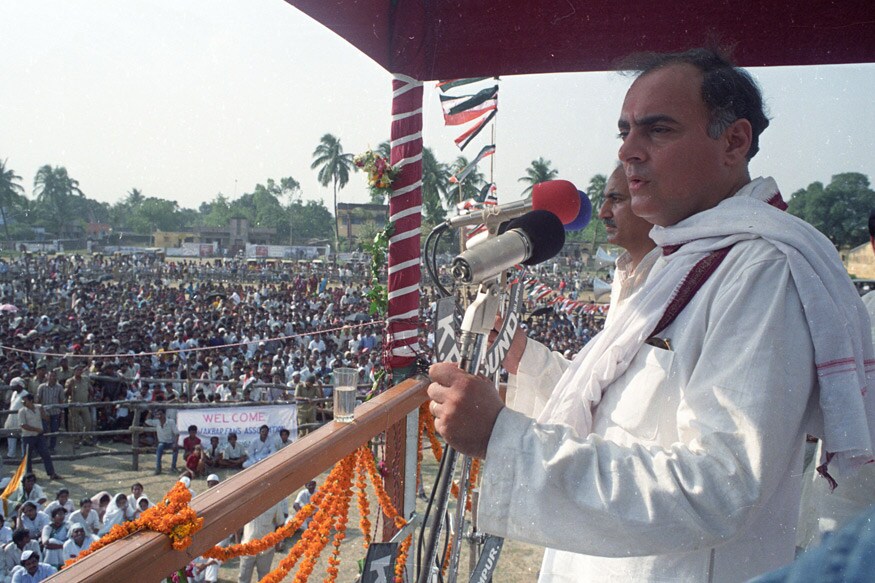 इंदिरा गांधींच्या मृत्यूपर्यंत राजीव गांधी हे राजकारणात नव्हते. त्यांना त्यात रूचीही नव्हती. इंदिराजींच्या जाण्यानंतर निर्माण झालेल्या अभूतपूर्व परिस्थितीत काँग्रेसच्या नेत्यांनी पंतप्रधान होण्यासाठी राजीव गांधींना गळ घातली आणि अगदी तरुण वयात राजीव गांधी देशाचे पंतप्रधान झाले. इंदिरा गांधींच्या मृत्यूपर्यंत राजीव गांधी हे राजकारणात नव्हते. त्यांना त्यात रूचीही नव्हती. इंदिराजींच्या जाण्यानंतर निर्माण झालेल्या अभूतपूर्व परिस्थितीत काँग्रेसच्या नेत्यांनी पंतप्रधान होण्यासाठी राजीव गांधींना गळ घातली आणि अगदी तरुण वयात राजीव गांधी देशाचे पंतप्रधान झाले.