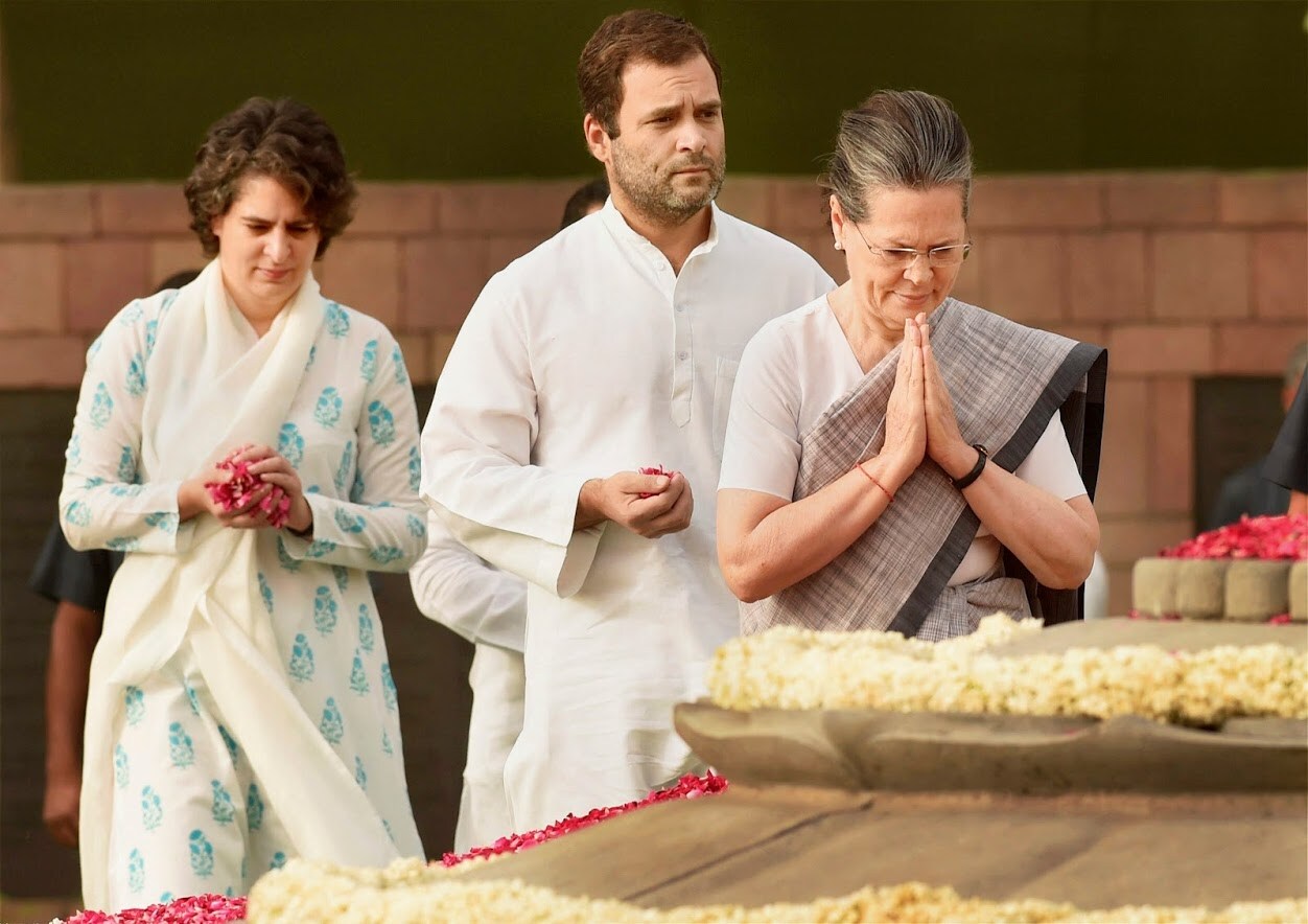 राजीव गांधींनी राजकारणात पडू नये असं सोनियांना वाटत होतं. त्यांनी ठाम नकारही दिला होता. मात्र परिस्थितीच अशी होती की राजीव गांधींना नाही म्हणणं शक्य नव्हतं. सोनियांना खरी काळजी वाटत होती ती राजीव, प्रियांका आणि राहुलच्या सुरक्षेची. पण त्यांना शेवटी राजीव यांचा निर्णय स्वीकारणं भाग पडलं. राजीव गांधींनी राजकारणात पडू नये असं सोनियांना वाटत होतं. त्यांनी ठाम नकारही दिला होता. मात्र परिस्थितीच अशी होती की राजीव गांधींना नाही म्हणणं शक्य नव्हतं. सोनियांना खरी काळजी वाटत होती ती राजीव, प्रियांका आणि राहुलच्या सुरक्षेची. पण त्यांना शेवटी राजीव यांचा निर्णय स्वीकारणं भाग पडलं.