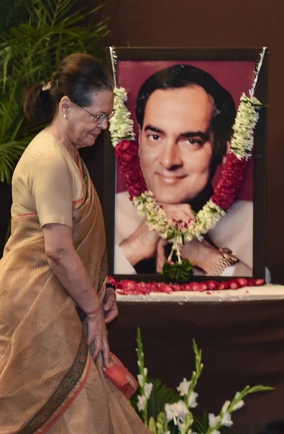 21 मे 1991 हा सोनियांच्या आयुष्यातला सर्वात काळा दिवस. प्रचारसभेत राजीव गांधी यांचा LTTE या दहशतवादी संघटनेच्या आत्मघातकी पथकाने मानवी बॉम्बने हत्या केली. सोनिया गांधींवर आभाळ कोसळलं. देशालाही तो मोठा धक्का होता. 21 मे 1991 हा सोनियांच्या आयुष्यातला सर्वात काळा दिवस. प्रचारसभेत राजीव गांधी यांचा LTTE या दहशतवादी संघटनेच्या आत्मघातकी पथकाने मानवी बॉम्बने हत्या केली. सोनिया गांधींवर आभाळ कोसळलं. देशालाही तो मोठा धक्का होता.