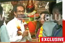 पंढरपूर : उद्धव ठाकरे कुटुंबीयांसह विठ्ठलचरणी, विठ्ठलाला भगवा पोशाख अर्पण