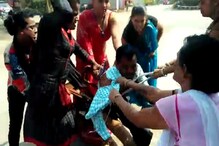 VIDEO : पैसे परत कर म्हणत तृतीयपंथियांनी फाडले 'त्याचे' कपडे VIDEO : पैसे परत कर म्हणत तृतीयपंथियांनी फाडले 'त्याचे' कपडे