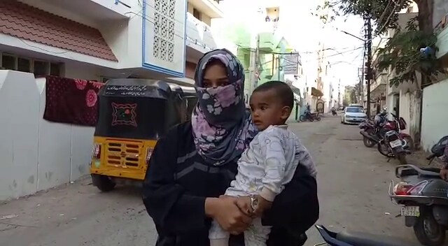 हैदराबादमध्ये मुलगी जन्मला आली म्हणून एका प्राध्यापकानं पत्नीला फोनवरून तलाक दिल्याची घटना समोर आली आहे. तलाक दिल्यानंतर या महिलेनं पतीच्या विरोधात पोलिसांत धाव घेतली. पोलिसांनी तिच्या पतीच्या विरोधात हुंडाबळी विरोधी कायद्याअंतर्गत गुन्हा दाखल केला आहे. परंतु, तिहेरी तलाक विरोधात सरकारनं काढलेल्या अध्यादेशानुसार कारवाई करण्यात आलेली नाही. या महिलेनं तलाक देणाऱ्याला पतीला अटक करावी अशी मागणी केली आहे. हैदराबादमध्ये मुलगी जन्मला आली म्हणून एका प्राध्यापकानं पत्नीला फोनवरून तलाक दिल्याची घटना समोर आली आहे. तलाक दिल्यानंतर या महिलेनं पतीच्या विरोधात पोलिसांत धाव घेतली. पोलिसांनी तिच्या पतीच्या विरोधात हुंडाबळी विरोधी कायद्याअंतर्गत गुन्हा दाखल केला आहे. परंतु, तिहेरी तलाक विरोधात सरकारनं काढलेल्या अध्यादेशानुसार कारवाई करण्यात आलेली नाही. या महिलेनं तलाक देणाऱ्याला पतीला अटक करावी अशी मागणी केली आहे.