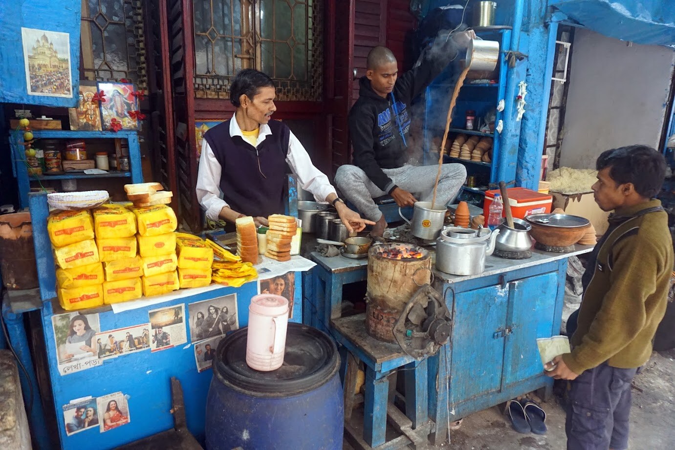 ऑस्ट्रेलियामध्ये झालेल्या संशोधनानुसार चहा प्यायल्याने हाडं मजबूत होतात. तसेच चहात असलेल्या कॅचेटिनमुळे नवीन हाडं बनायलाही मदत होते. ऑस्ट्रेलियामध्ये झालेल्या संशोधनानुसार चहा प्यायल्याने हाडं मजबूत होतात. तसेच चहात असलेल्या कॅचेटिनमुळे नवीन हाडं बनायलाही मदत होते.