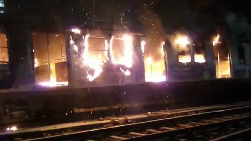 लोकलचे डबे जळून खाक- ठाण्यात मध्यरात्री एकच्या सुमारास रेल्वे स्टेशन फलाट क्र. 1च्या साईडींग वरील छत्रपती शिवाजी महाराज टर्मिनल्सवरून आलेल्या रेल्वे डब्याला आग आगली होती. रेल्वेच्या डब्बा क्र. 2010 बी मोटर कोच या डब्याला ही आग लागली होती. या आगीत हा डब्बा जळून खाक झाला होता. लोकलचे डबे जळून खाक- ठाण्यात मध्यरात्री एकच्या सुमारास रेल्वे स्टेशन फलाट क्र. 1च्या साईडींग वरील छत्रपती शिवाजी महाराज टर्मिनल्सवरून आलेल्या रेल्वे डब्याला आग आगली होती. रेल्वेच्या डब्बा क्र. 2010 बी मोटर कोच या डब्याला ही आग लागली होती. या आगीत हा डब्बा जळून खाक झाला होता.