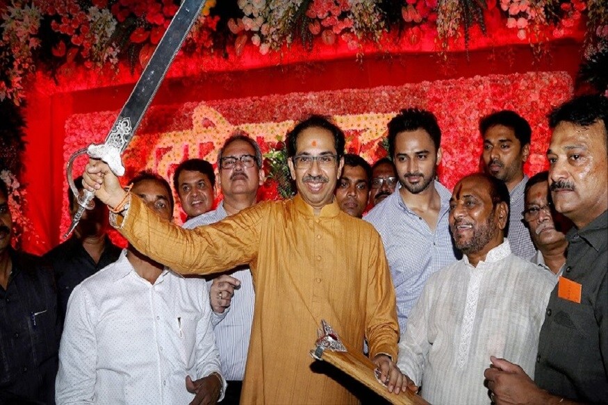 गेल्या आठवड्यात कर्जमाफीसाठी एक शेतकरी आला आणि शिवसेनेच्या दणक्यानंतर पाच तासांत त्याची कर्जमाफी झाली गेल्या आठवड्यात कर्जमाफीसाठी एक शेतकरी आला आणि शिवसेनेच्या दणक्यानंतर पाच तासांत त्याची कर्जमाफी झाली