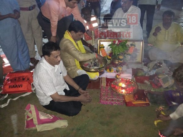: शिवसंग्राम संघटनेचे नेते विनायक मेटे यांनी छत्रपती शिवाजी महाराज यांच्या स्मारकाचं गुपचूप अंधारात भूमिपूजन केल्याचं समोर आलं आहे. : शिवसंग्राम संघटनेचे नेते विनायक मेटे यांनी छत्रपती शिवाजी महाराज यांच्या स्मारकाचं गुपचूप अंधारात भूमिपूजन केल्याचं समोर आलं आहे.