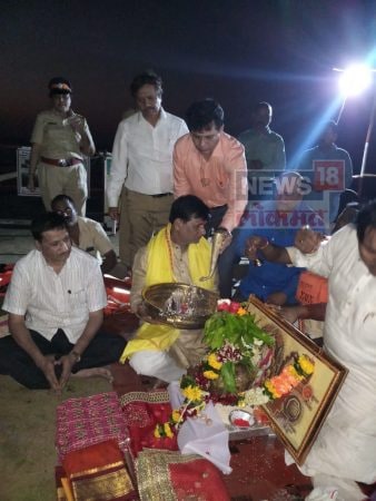 पंतप्रधान नरेंद्र मोदी यांनी दोन वर्षांपूर्वी शिवस्मारकाचं अरबी समुद्रात जलपूजन केलं होतं. त्यानंतर विनायक मेटे यांनी पुन्हा एकदा भूमिपूजन केलं आहे. मेटे यांनी काही अधिकारी आणि पुजाऱ्याला सोबत घेऊन भूमिपूजन केलं. पंतप्रधान नरेंद्र मोदी यांनी दोन वर्षांपूर्वी शिवस्मारकाचं अरबी समुद्रात जलपूजन केलं होतं. त्यानंतर विनायक मेटे यांनी पुन्हा एकदा भूमिपूजन केलं आहे. मेटे यांनी काही अधिकारी आणि पुजाऱ्याला सोबत घेऊन भूमिपूजन केलं.