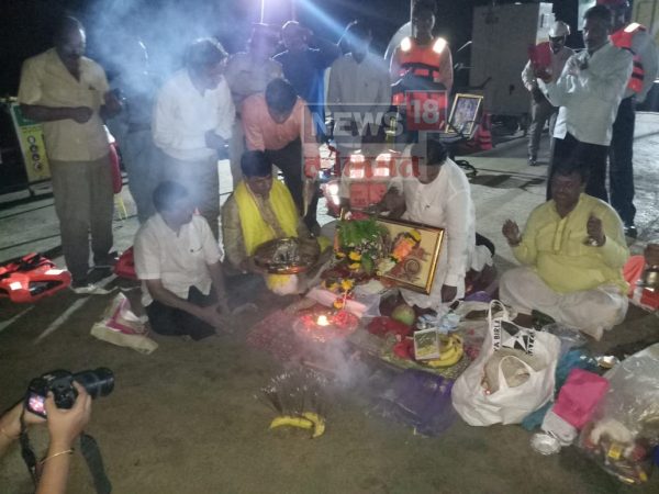 विनायक मेटे यांच्या या कार्यक्रमामुळे विरोधकांनी टीकेची झोड उठवली आहे. शिवस्मारकाचं भूमिपूजन किती वेळा करणार असा सवाल काँग्रेसचे नेते अशोक चव्हाण यांनी उपस्थितीत केला. विनायक मेटे यांच्या या कार्यक्रमामुळे विरोधकांनी टीकेची झोड उठवली आहे. शिवस्मारकाचं भूमिपूजन किती वेळा करणार असा सवाल काँग्रेसचे नेते अशोक चव्हाण यांनी उपस्थितीत केला.