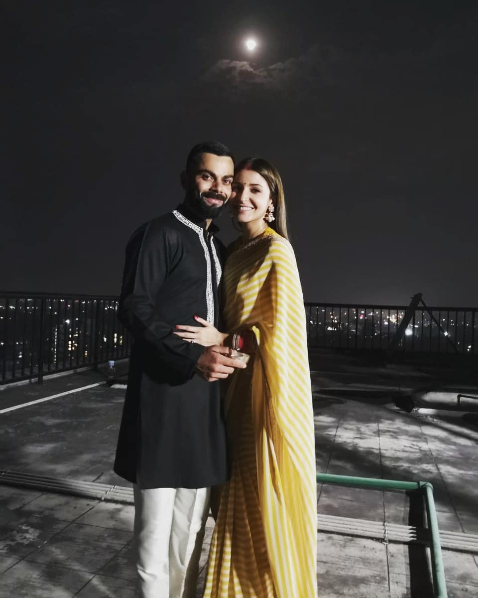 विरुष्काच्या फोटोला चाहत्यांकडून सोशल मीडियावर पसंती दिली जाते. यंदाचा त्यांचा हा फोटो बराच गाजला होता. या वर्षात ट्विटरवर सर्वात जास्त पसंती मिळालेला हा फोटो आहे. विरुष्काच्या फोटोला चाहत्यांकडून सोशल मीडियावर पसंती दिली जाते. यंदाचा त्यांचा हा फोटो बराच गाजला होता. या वर्षात ट्विटरवर सर्वात जास्त पसंती मिळालेला हा फोटो आहे.
