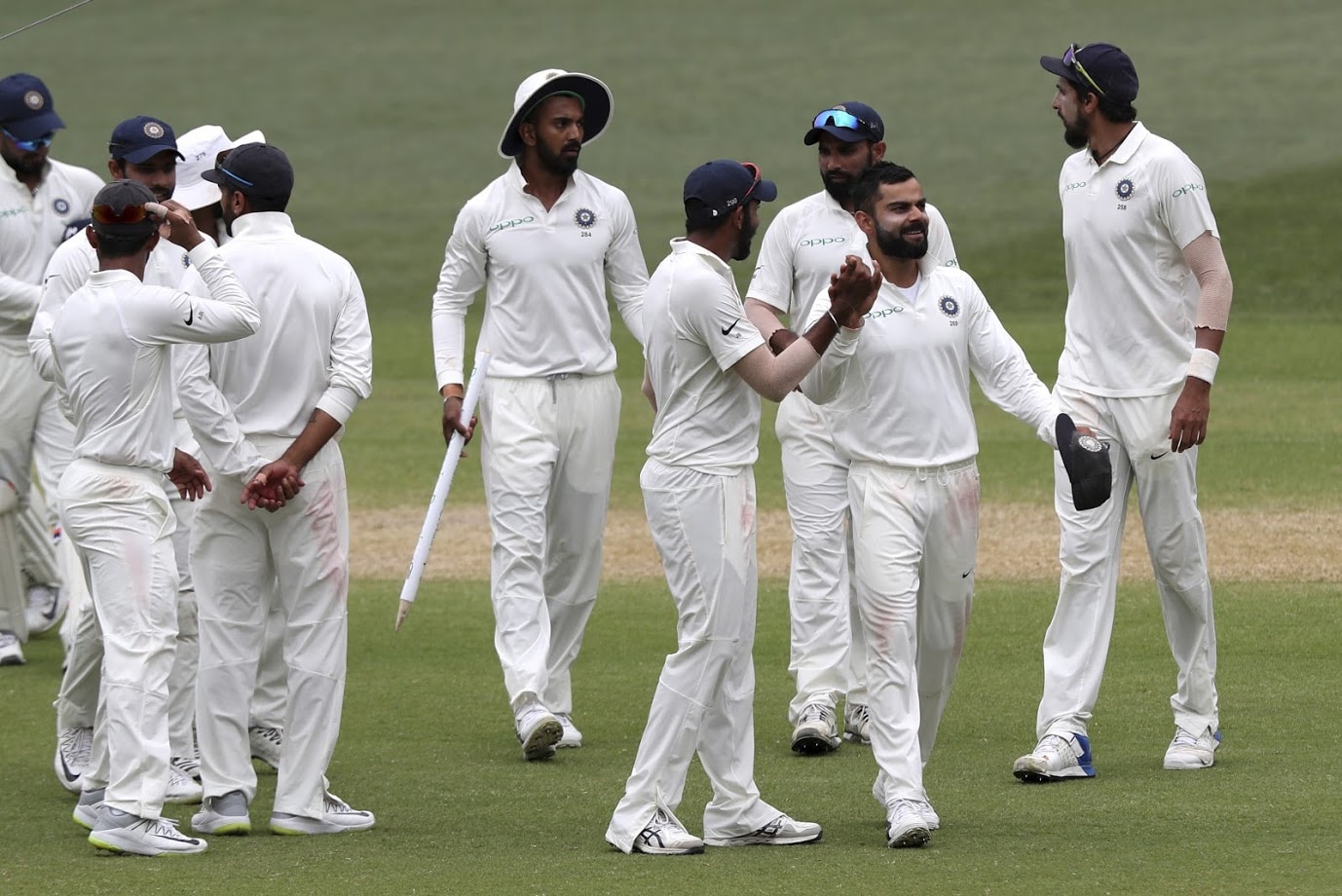 पहिल्या दिवशी भारताने नाणेफेक जिंकत फलंदाजी करण्याचा निर्णय घेतला. प्रथम फलंदाजी घेत धावांचा डोंगर उभारण्याच्या विराटचा मनसुबा अयशस्वी ठरला. कारण अवघ्या १०० धावांमध्येच भारताचा अर्धा संघ तंबूत परतला होता. पहिल्या दिवशी भारताने नाणेफेक जिंकत फलंदाजी करण्याचा निर्णय घेतला. प्रथम फलंदाजी घेत धावांचा डोंगर उभारण्याच्या विराटचा मनसुबा अयशस्वी ठरला. कारण अवघ्या १०० धावांमध्येच भारताचा अर्धा संघ तंबूत परतला होता.